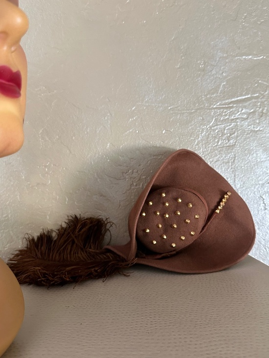 RARE 1930s\' TAN FELT TOY TILT HAT + GOLD STUDS & OSTRICH FEATHER main image 13